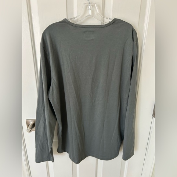 Cuts AO Men's Long Sleeve Curve-Hem In Gray - Picture 2 of 4